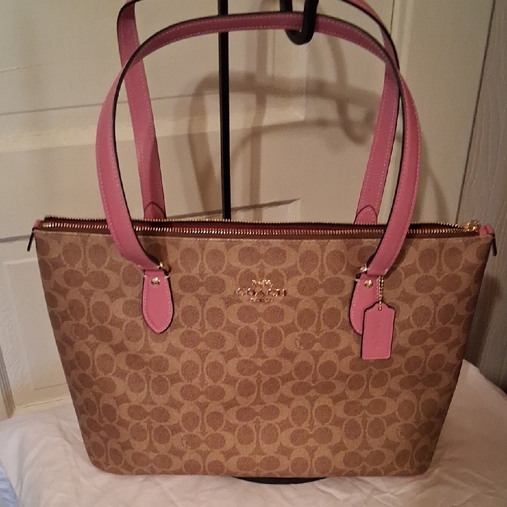Coach Gallery CW381 Tan and Pink Signature Tote Like New Condition